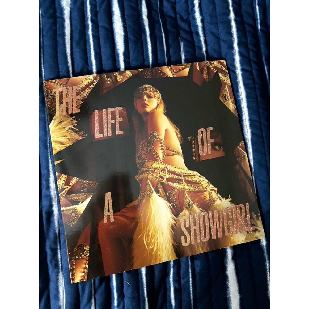 Taylor Swift life of a show girl The Crowd is Your king edition